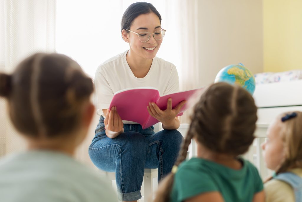 maestra leyendo